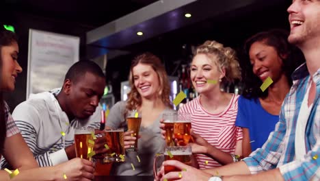 animación de confeti cayendo sobre un grupo feliz de amigos bebiendo cerveza en una fiesta