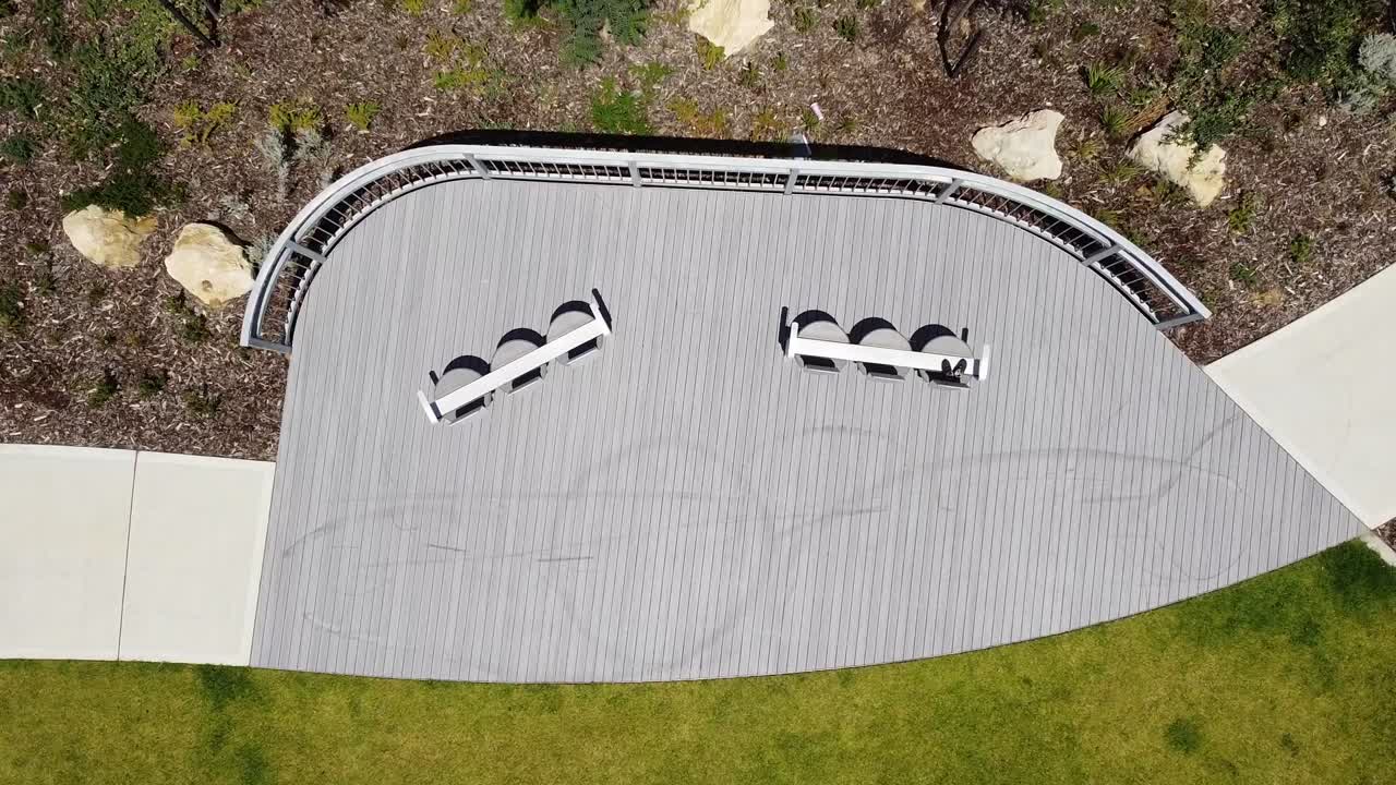 воздушный подъем над смотровой площадкой парка и ткацкой дорожкой