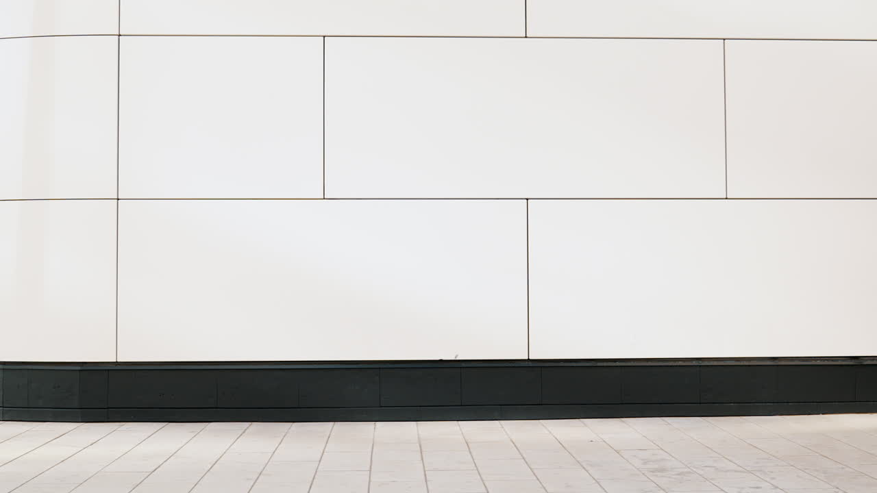 edificio moderno y escena urbana con piloto de scooter