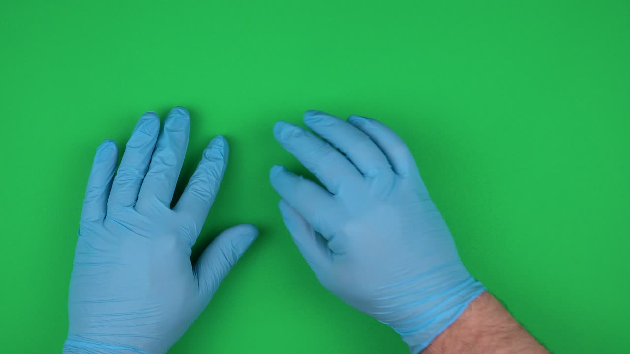 las manos en guantes médicos se mueven a través de una pantalla abstracta. vista superior, clave de croma