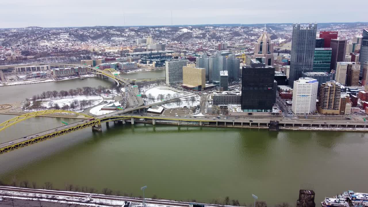 백그라운드에서 시내 피츠버그 스카이 라인과 함께 monongahela 강 공중보기