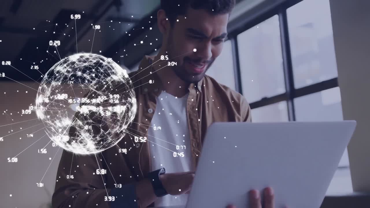 animación del globo de conexiones sobre un hombre de negocios de raza mixta sonriente usando una computadora portátil