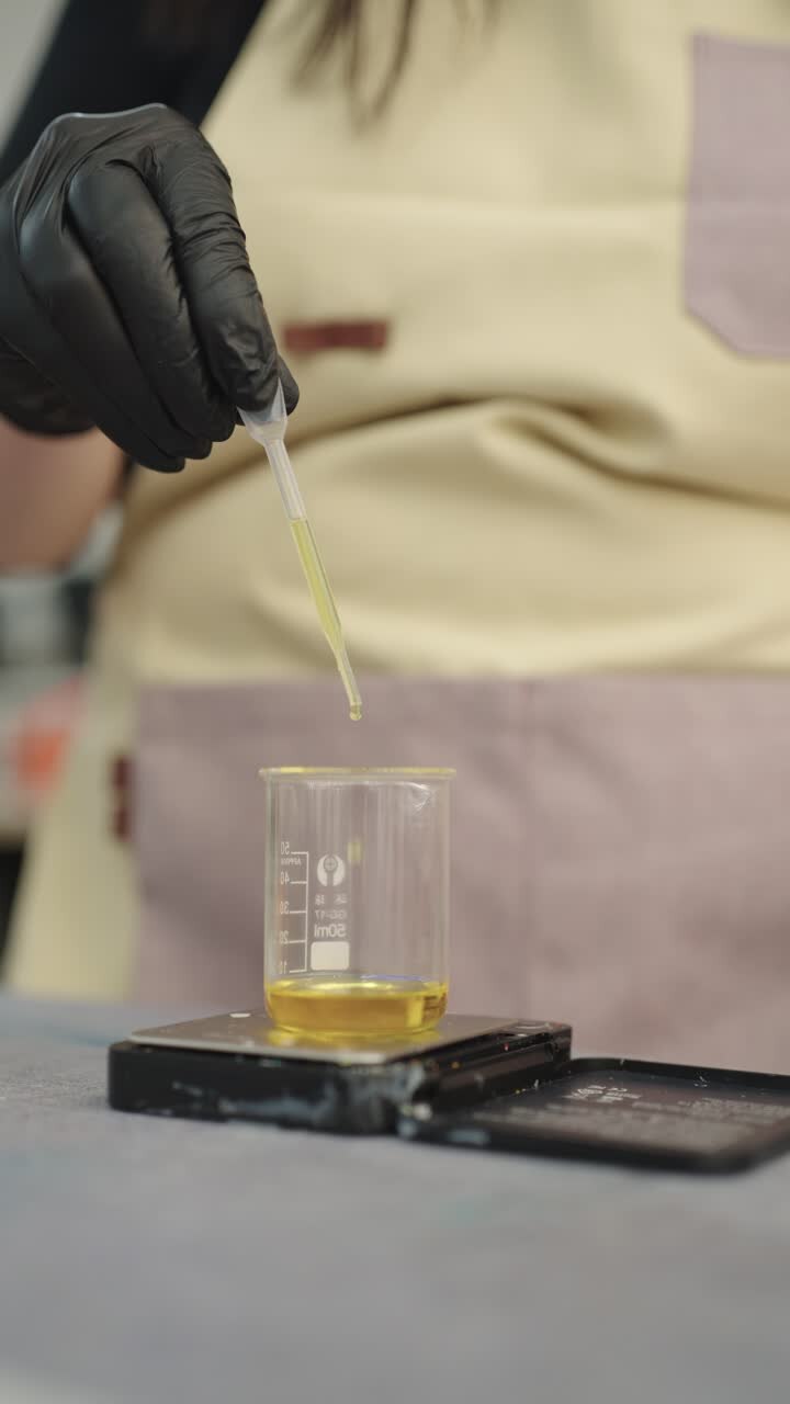 Lavoro di laboratorio con petrolio e becher