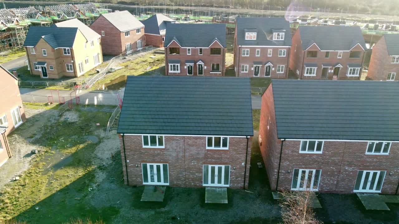 vista aérea del sitio de construcción del desarrollo inmobiliario de la casa adosada inacabada sobre los tejados