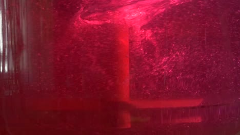 líquido rojo en un frasco