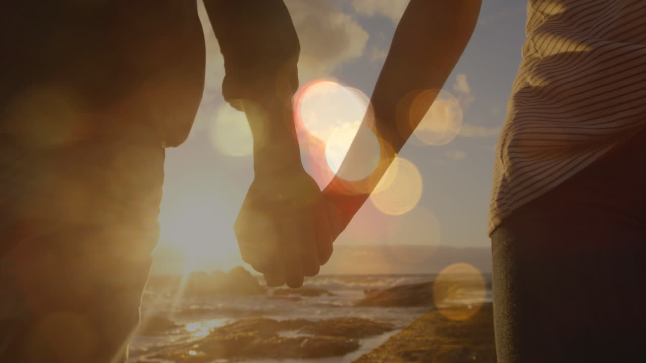 걸어다니고 손을 잡고 있는 백인 커플 위에 빛의 반점이 그려진 애니메이션