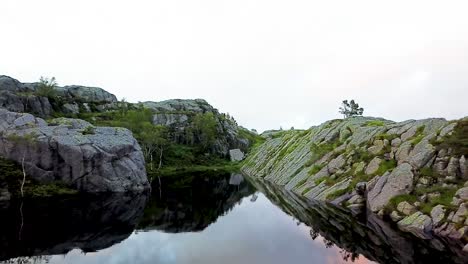 Drone-Vuela-Sobre-Un-Pequeño-Lago-Tranquilo-En-Noruega.mp4