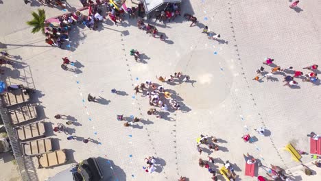 Aufsteigende-Drohnenantenne,-Die-Direkt-Auf-Menschen-Blickt,-Die-Sich-Auf-Einem-Volksfest-Oder-Karneval-In-Belize-Amüsieren