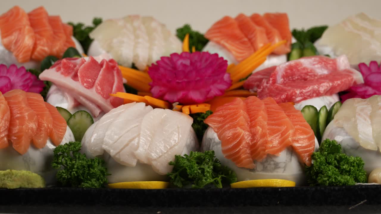 Plump, fresh oysters served on a bed of greens, brightened with lemon and crisp vegetables for a burst of ocean flavor. 탱글한 신선한 굴이 채소와 레몬에 곁들여져 바다 향미가 가득한 한 접시.