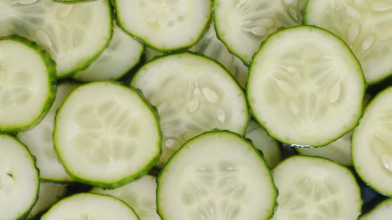 신선한 호박의 둥근 조각을 천천히 회전시니다.