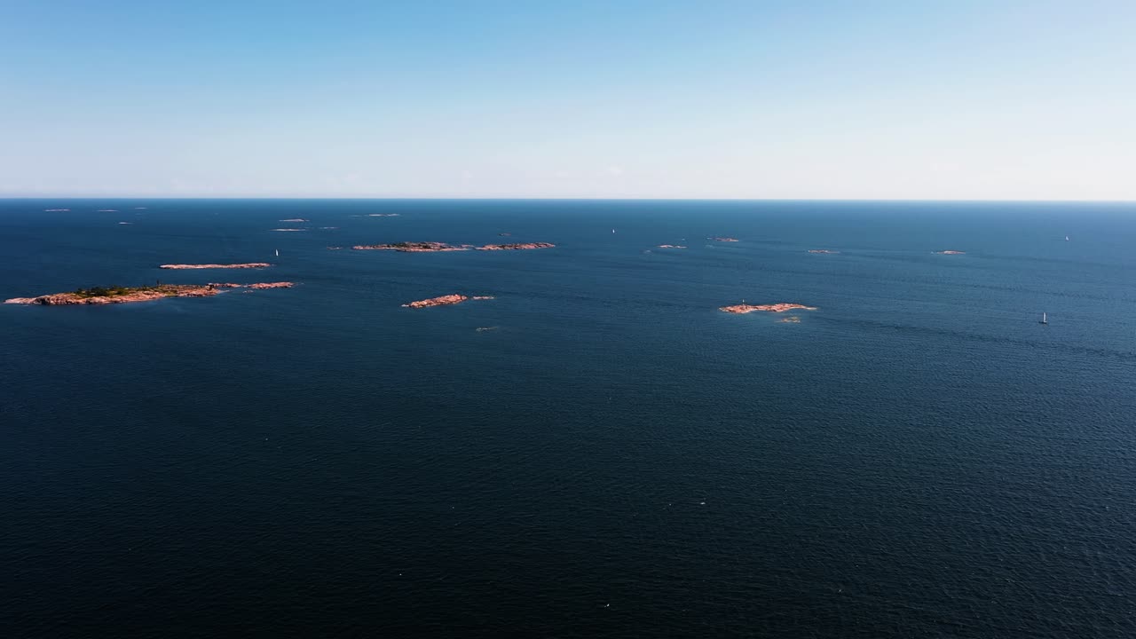 발트 해 에 있는 항해 보트 와 작은 바위 섬 들 의 해양 풍경 - 공중 사진