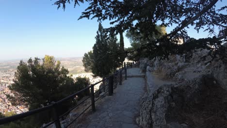 Castillo-De-Jaen,-Spanien-Jaens-Burg-Fliegende-Und-Bodenaufnahmen-Von-Dieser-Mittelalterlichen-Burg-Am-Nachmittag-Im-Sommer,-Es-Zeigt-Auch-Die-Stadt-Jaen,-Die-Mit-Einer-Drohne-Und-Einer-Action-kamera-Mit-4k-24fps-Unter-Verwendung-Von-Nd-filtern-Aufgenommen-Wurde-30