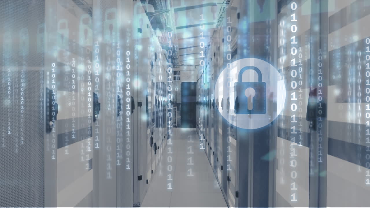 animación del icono del candado de seguridad, rastros de luz y codificación binaria contra la sala del servidor de la computadora.