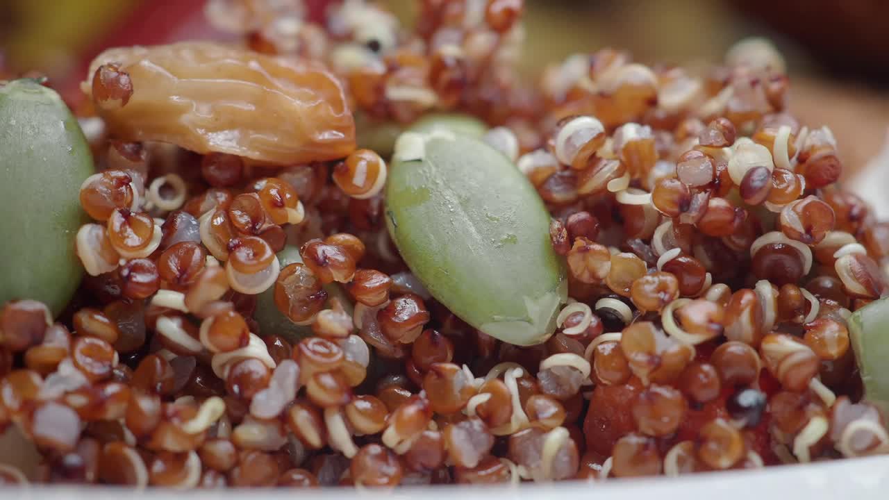 Quinoa con semi di zucca e datteri