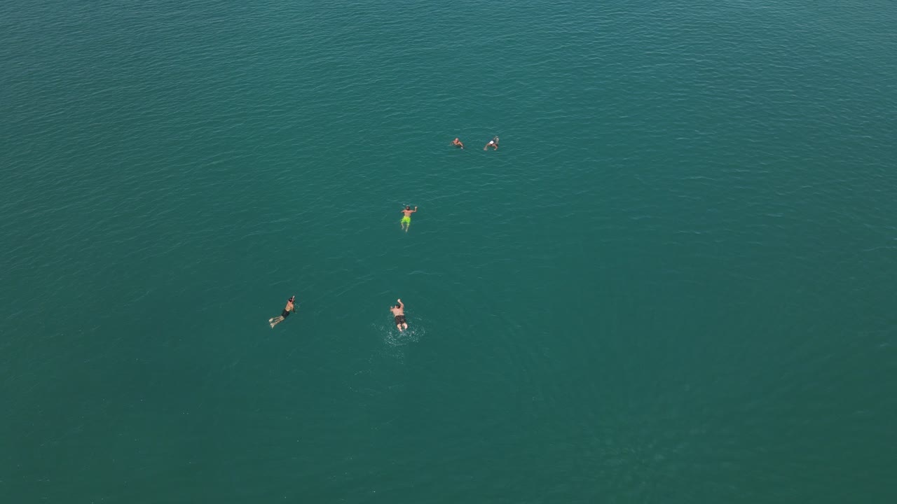 gente nadando en el mar vista aérea
