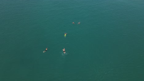 gente nadando en el mar vista aérea
