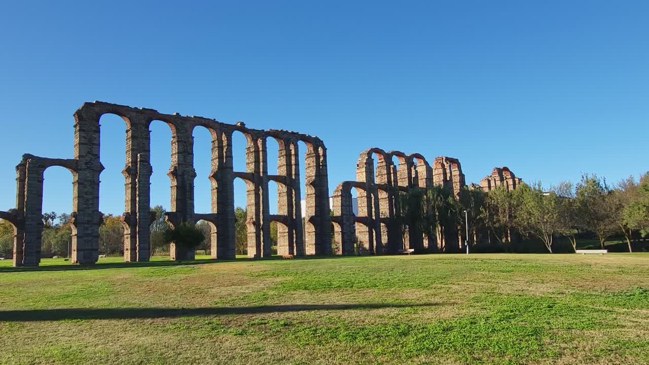 Römisches Aquädukt von Mérida. Spanien. Acueducto de los Milagros. Aquädukt der Wunder. Panoramaansicht eines dreistufigen Aquädukts. Römisches Aquädukt. Antike römische Konstruktion