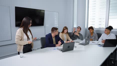 gerente asiático informando sobre el proyecto al equipo de negocios