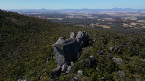 Luftbahn-Von-Boulder-Lookout-Im-Australischen-Busch,-Berge-Im-Hintergrund