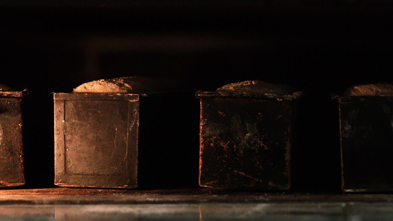 뜨거운 전통 오븐 안의 베이킹 스에 소금 을 요리하는 것