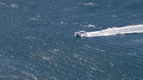 Yate-Privado-Acelerando-A-Lo-Largo-De-Las-Olas-Cerca-De-Port-Stephens-En-El-Este-De-Australia,-Posibilidad-Remota