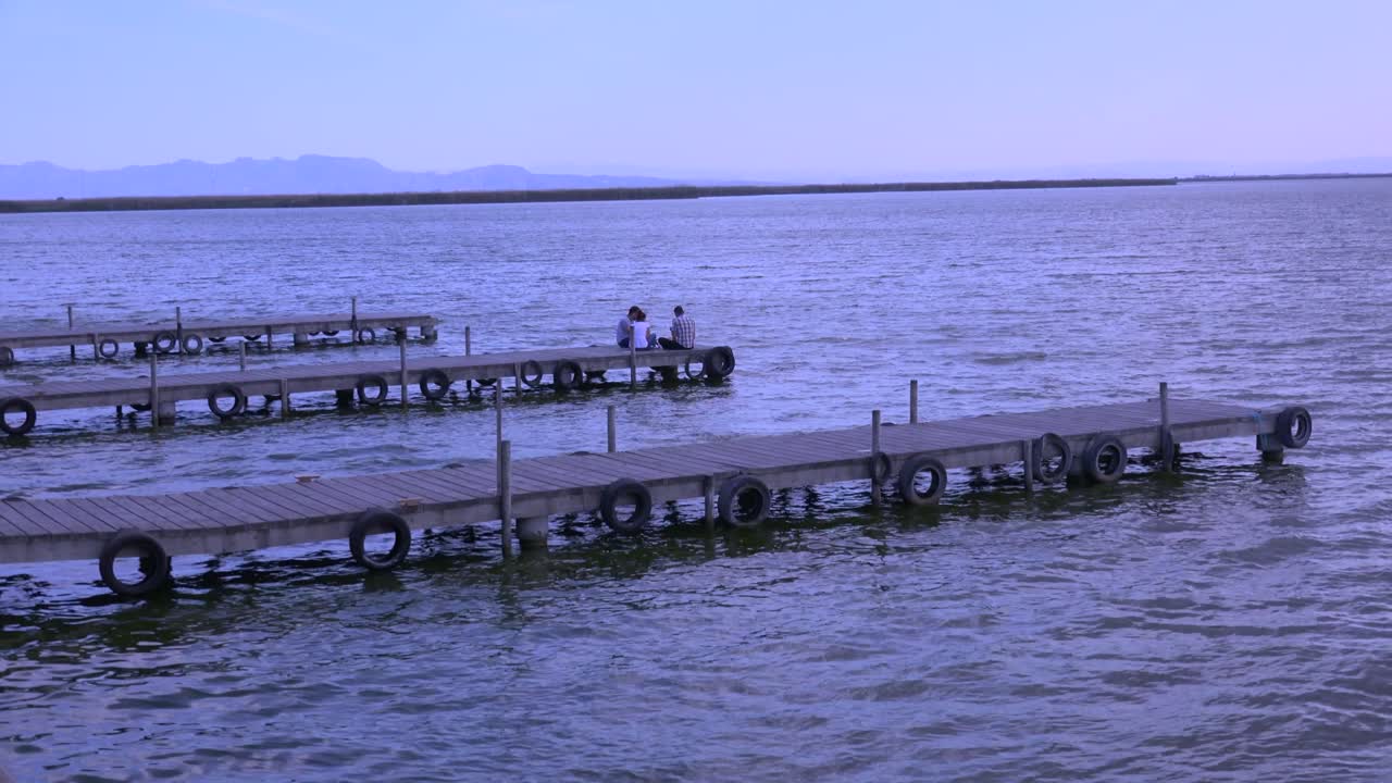 알부페라 스페인의 아름다운 호수로 튀어나온 교각과 제티