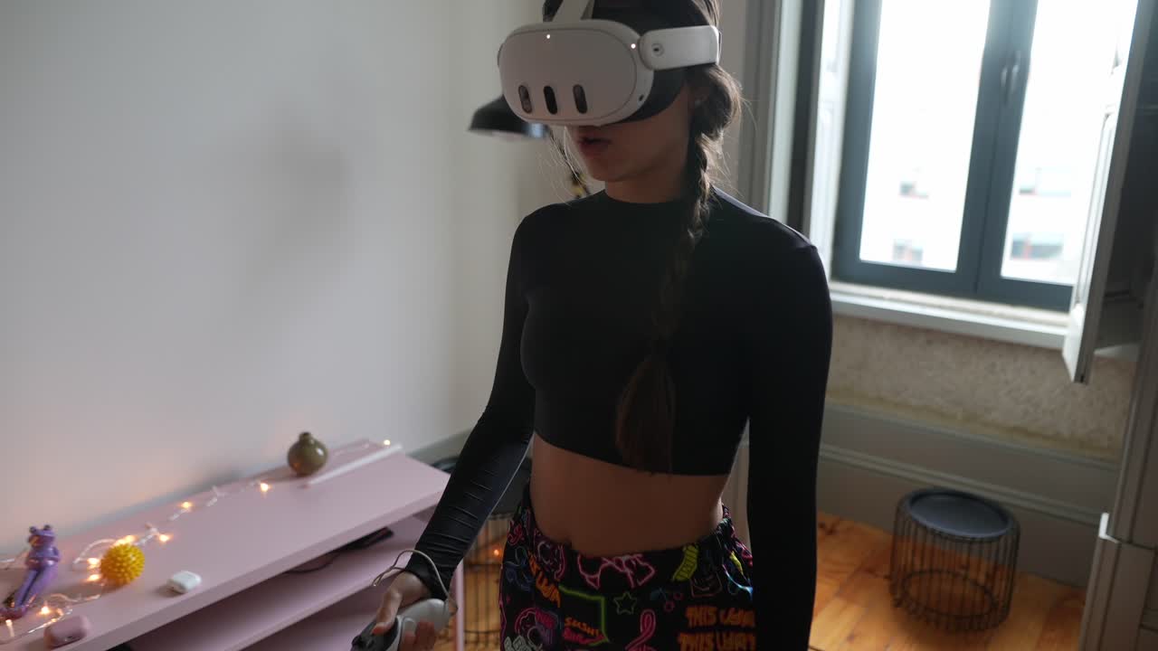 женщина, использующая vr-гарнитуры дома