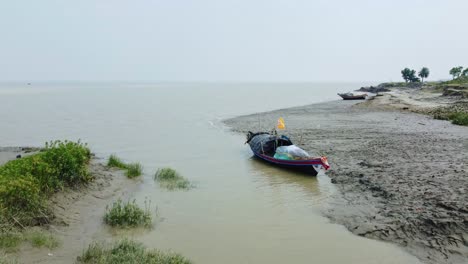 los barcos están amarrados a orillas del río ganges