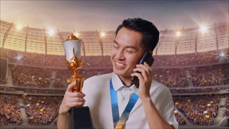 경기장에서 승리를 축하하는 우승자