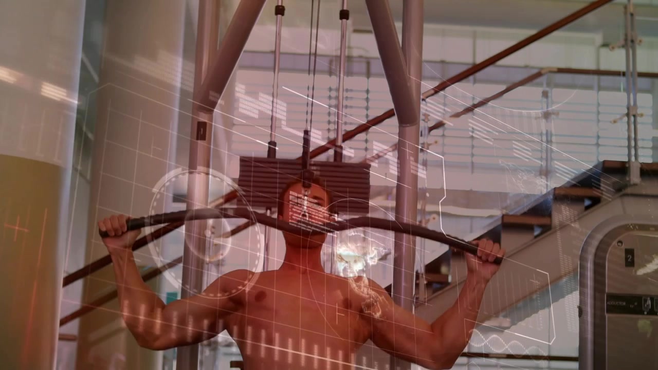 Hombre adulto sin camiseta realizando jalones al pecho, tirando de una barra ancha con cables en el gimnasio, con una superposición digital.