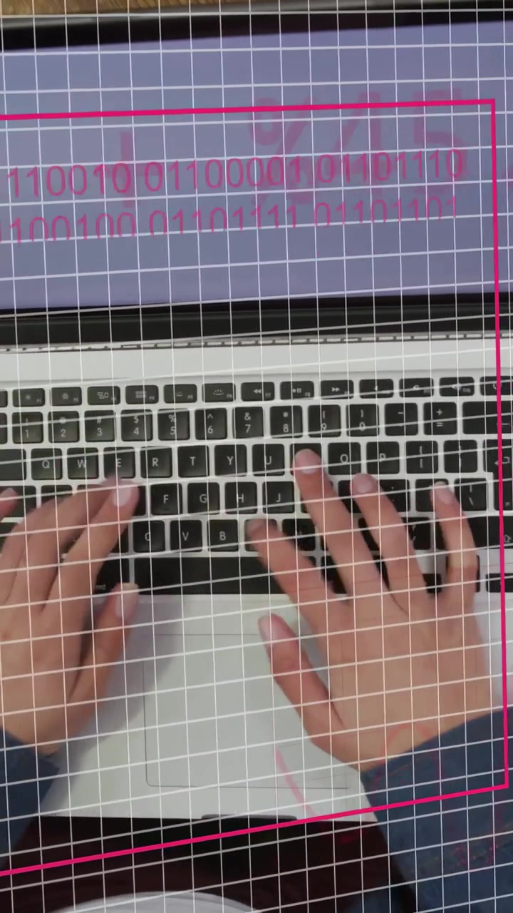 Vídeo vertical: Mãos de mulher pressionando teclas, gerando uma grade e gráficos sobre o laptop para dados técnicos.