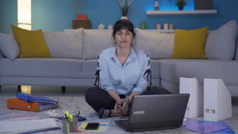 mujer trabajadora de oficina en casa mirando a la cámara deprimida.