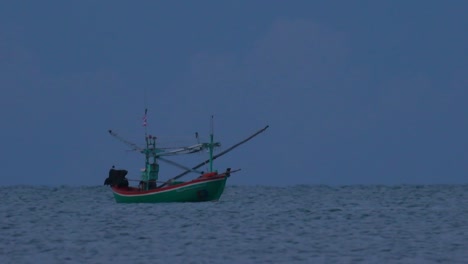 Los-Barcos-De-Pesca-En-Tailandia-Esperan-En-Medio-Del-Océano-A-Que-Oscurezca-Para-Poder-Encender-Sus-Luces-Verdes-Y-Comenzar-A-Pescar-Y-Pescar-Camarones