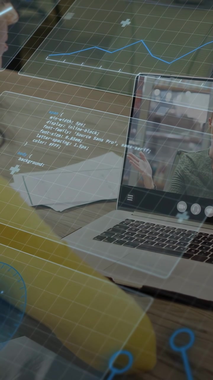 Vídeo vertical: Mulher usando laptop, com apresentador na tela compartilhando um gráfico de linha e código desaparecendo para uma análise de tecnologia.