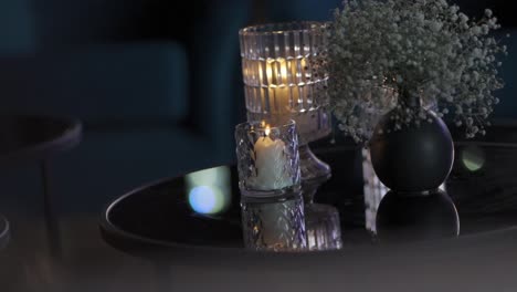 Elegante-Mesa-De-Cristal-Con-Velas-Y-Jarrón-En-Un-Restaurante-De-Lujo