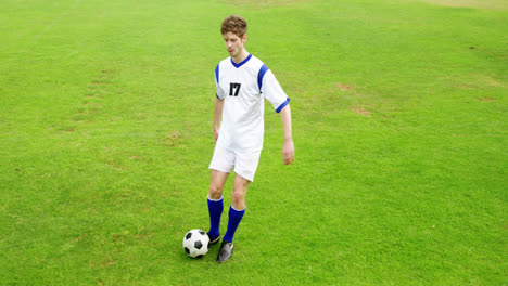 Fußballspieler,-Der-Einen-Ball-Auf-Dem-Feld-Kickt