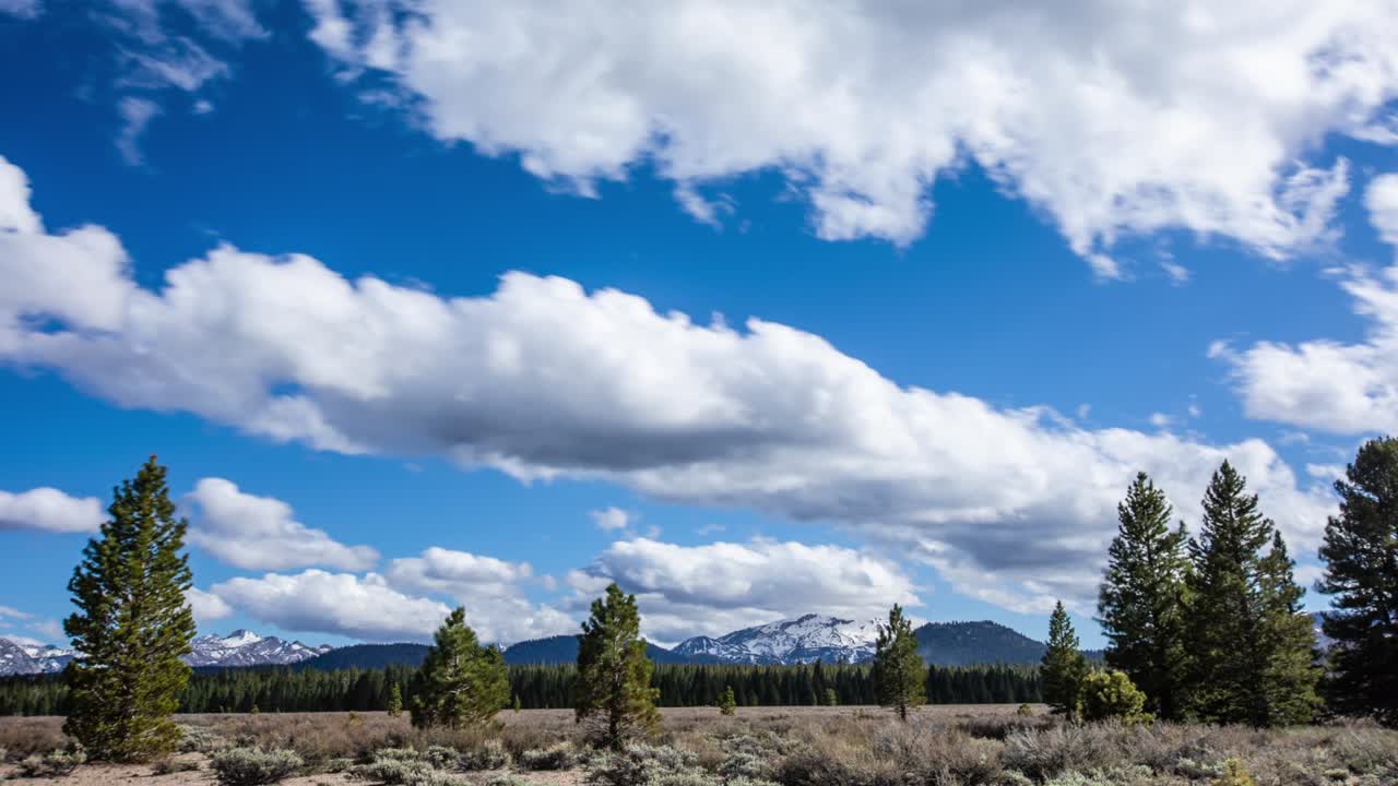lapso de tiempo - hermoso paisaje de nubes moviéndose sobre la cordillera