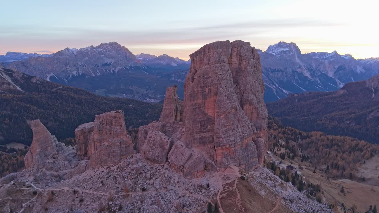 Efterårsfarver omgiver Cinque Torri ved solopgang, luftfoto over Dolomitterne