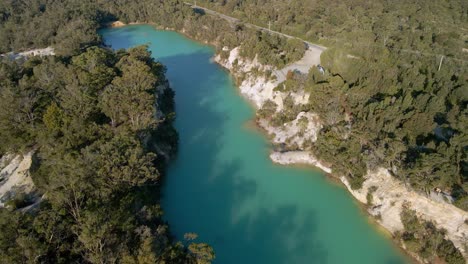 una panorámica aérea del pequeño lago azul en tasmania, australia, durante un día soleado
