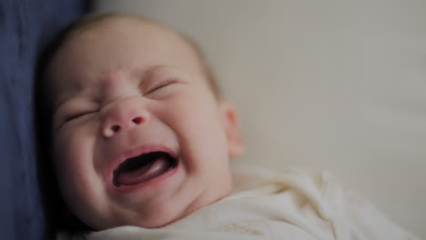 niño acostado en el sofá mirando a la cámara