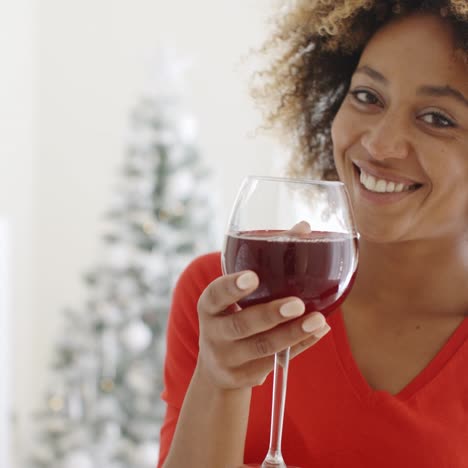 Mujer-Joven-Que-Ofrece-Un-Brindis-De-Navidad