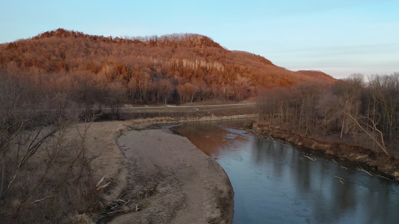 paisaje de invierno con carretera y río