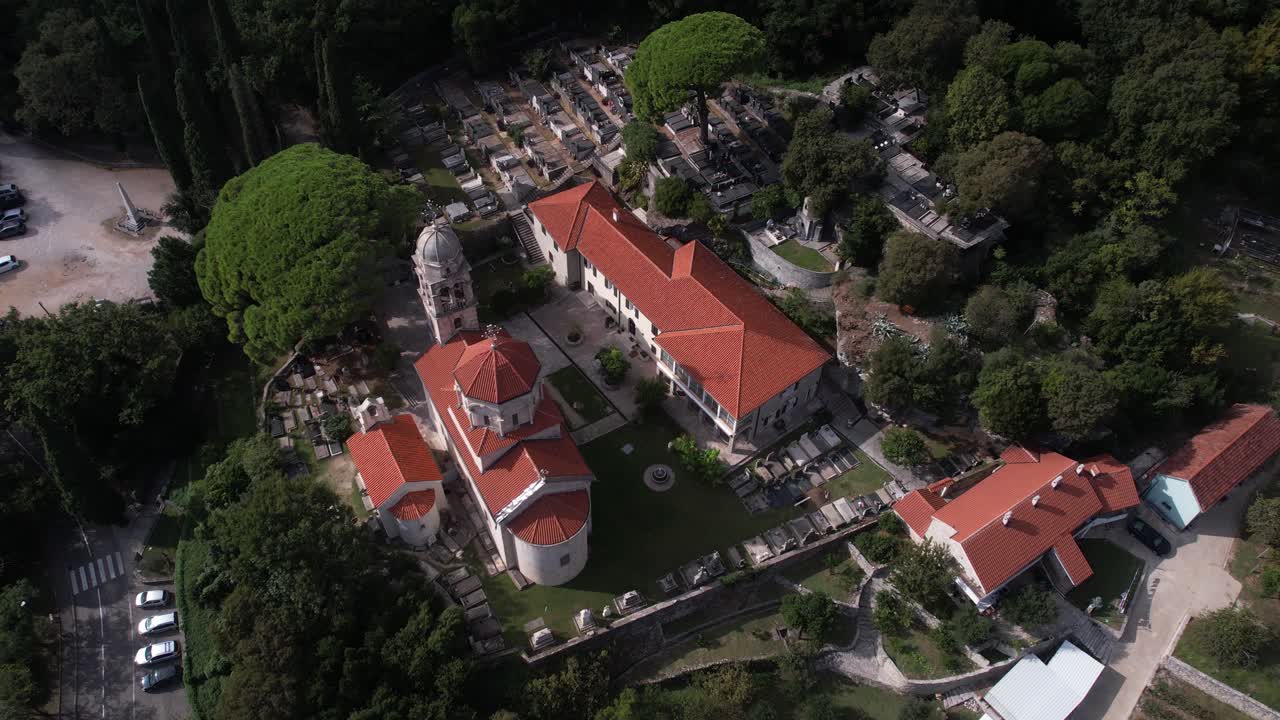 Záběr dronem na klášter Savina, pravoslavnou památku Herceg Nového, Černá Hora