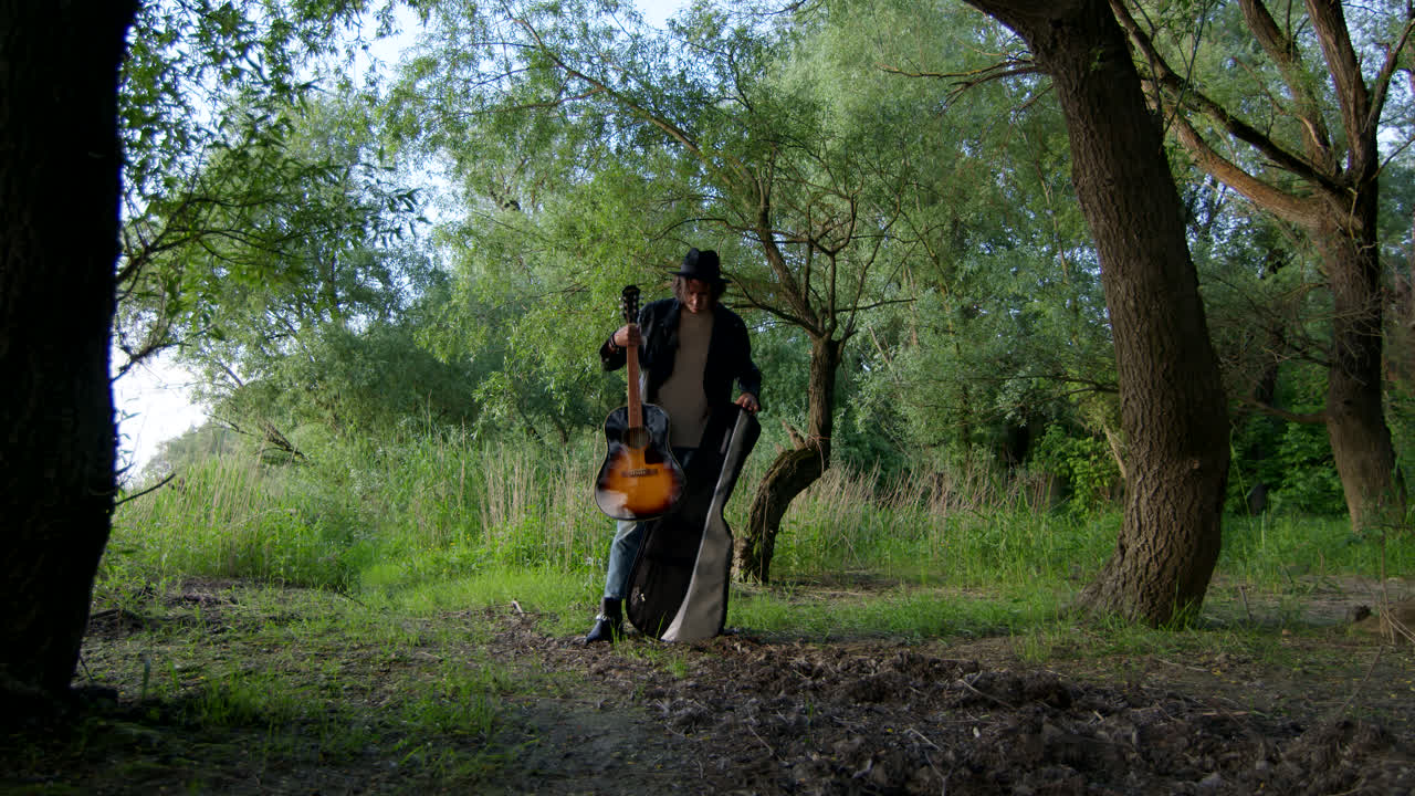 Ormanda bas gitar çalan adam