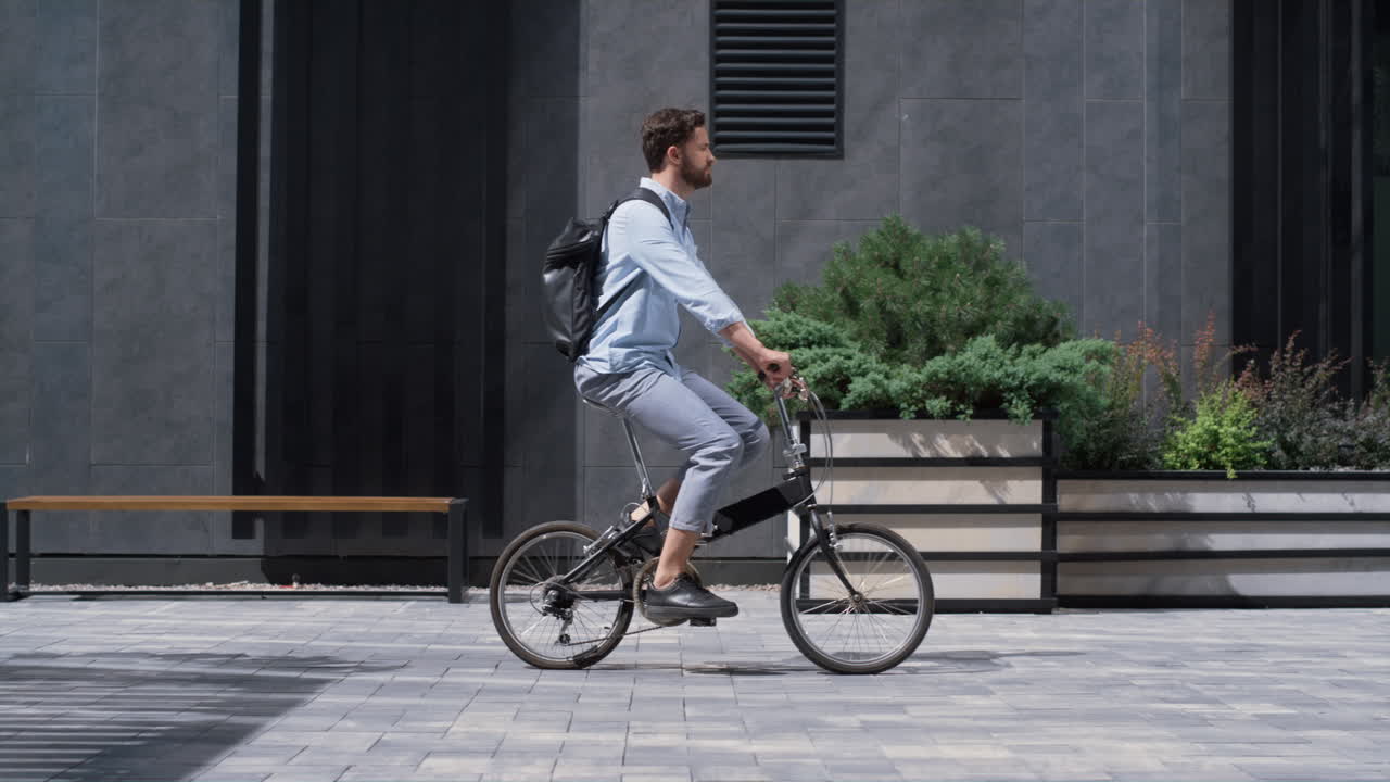 매력적인 매니저가 자전거로 사무실로 출퇴근 해박한 아침. 도시 교통