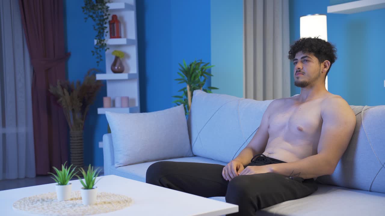 그 청년은 심리적 문제가 있습니다. 그는 기분이 좋지 않습니다.