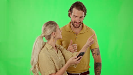 pareja caminando, teléfono gps y pantalla verde