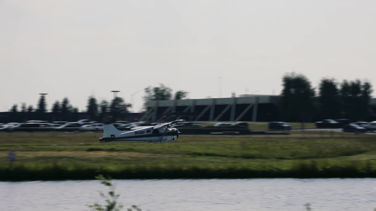 앵커리지, 알래스카의 호수 후드 수상 비행기 기지에 플로트 비행기 착륙