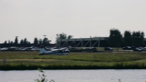 Hidroavión-Aterrizando-En-La-Base-De-Hidroaviones-De-Lake-Hood-En-Anchorage,-Alaska