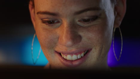 retrato de cerca de una mujer hermosa usando una tableta sonriendo disfrutando de la navegación por internet mirando la pantalla trabajando hasta tarde